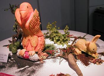 Wettbewerbspräsentation von geschnitzten Tieren aus Kürbis