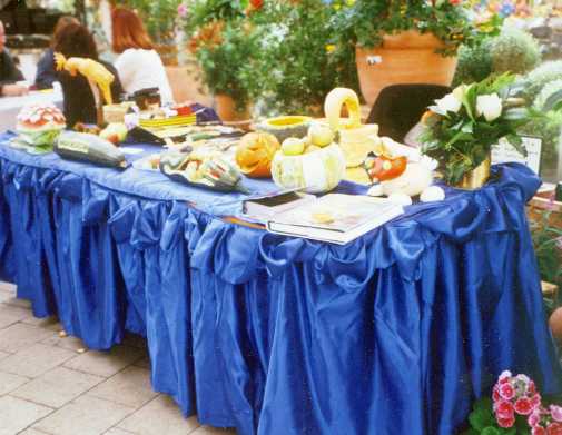 Schnitzereien im Gartencenter