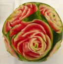 Melone mit mehreren geschnitzten Rosen Blumen