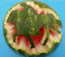 Melone mit einem Islandpferd mit Reiter