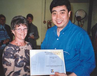 Heidi Spreng mit Schnitz-Meister Wang Xiang, Auszeichnung